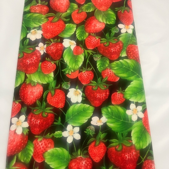 Annie’s Holiday Quilters Club Strawberry Fields Fabric - Picture 3 of 6